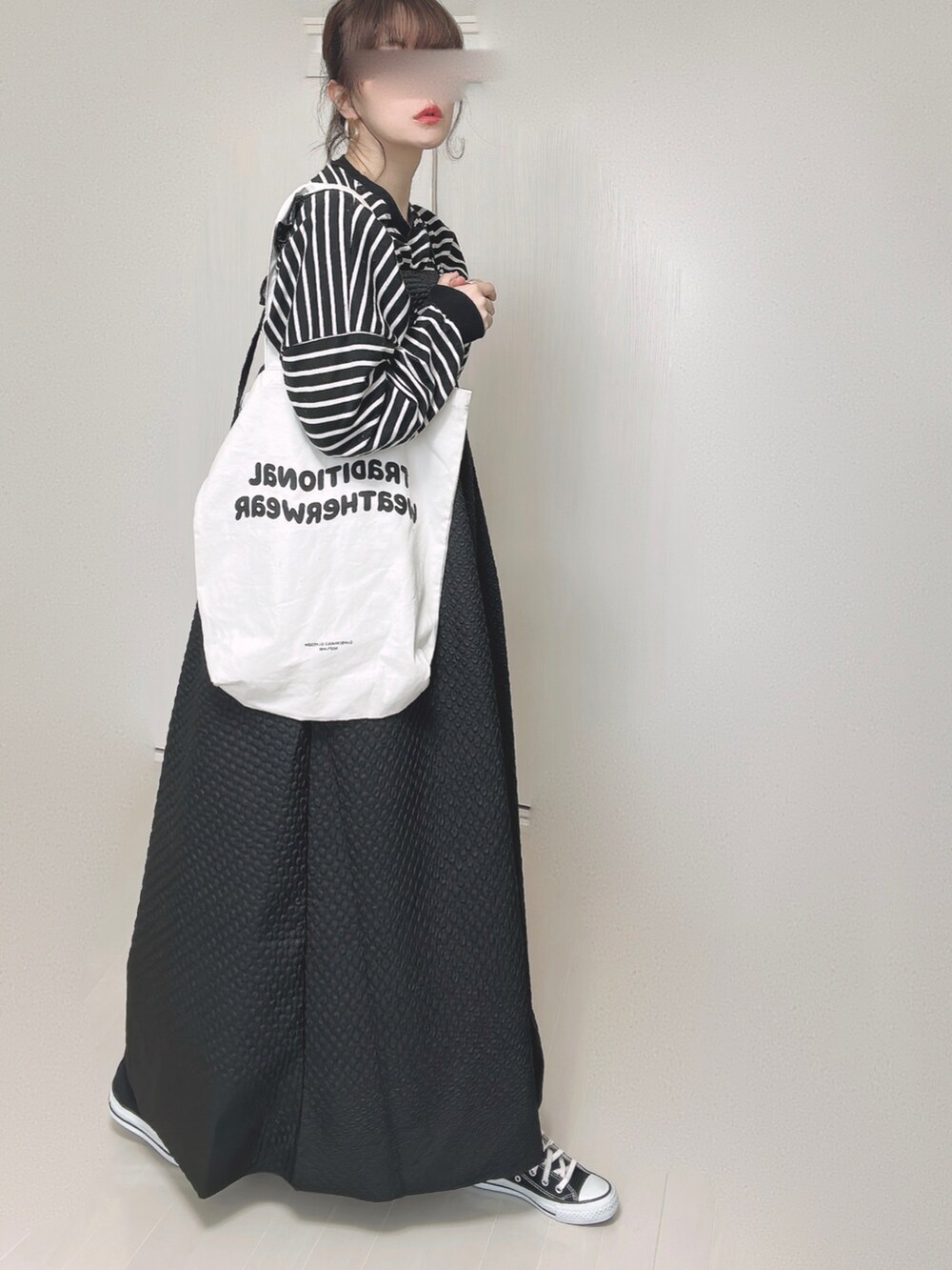 ブラック系のワンピース、ホワイト系のTシャツ/カットソー、ホワイト系のトートバッグを着用したレディースの夏コーディネートの3枚目の写真