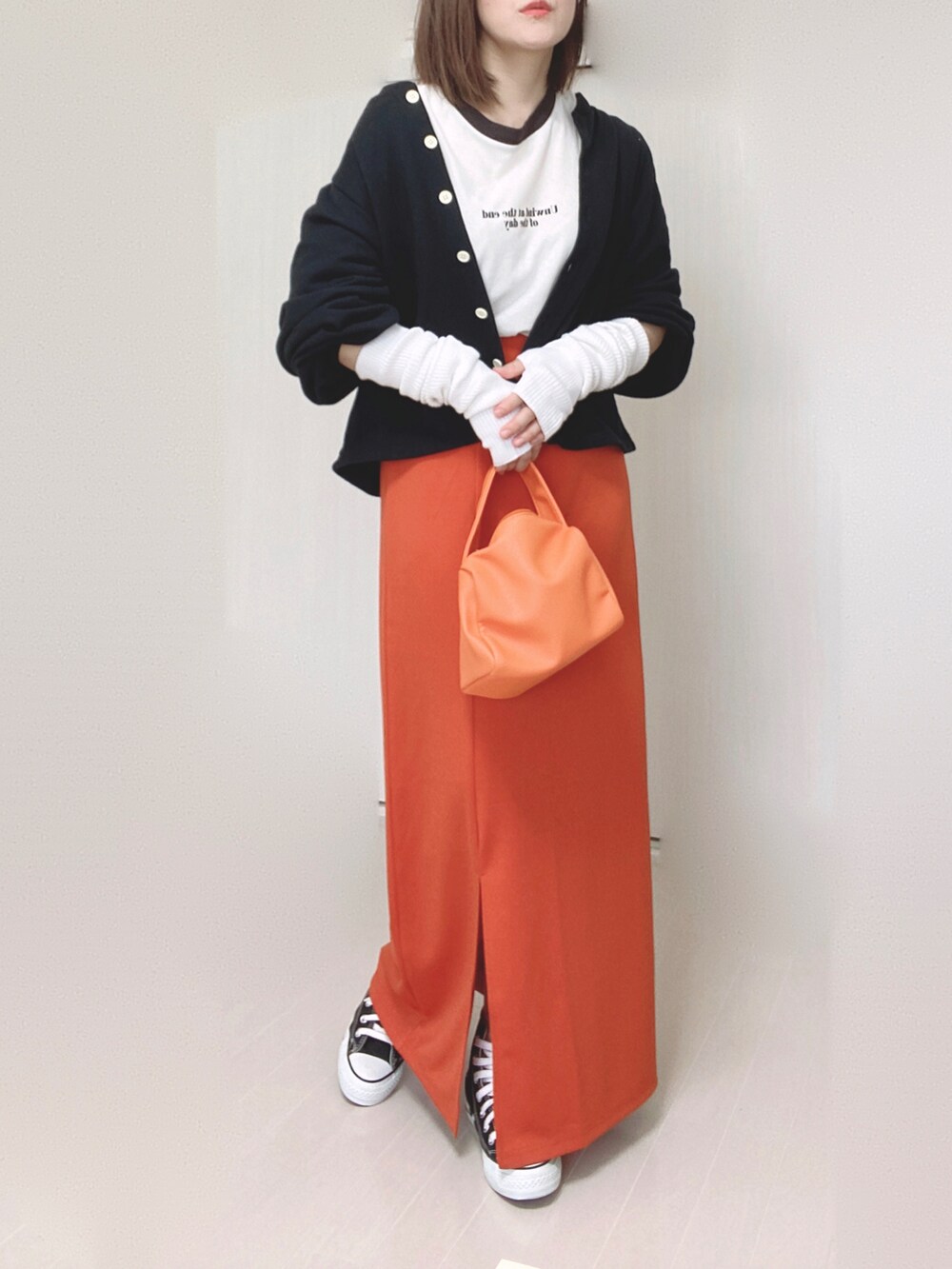 ブラック系のカーディガン/ボレロ、グリーン系のその他パンツを着用したレディースの夏コーディネートの4枚目の写真