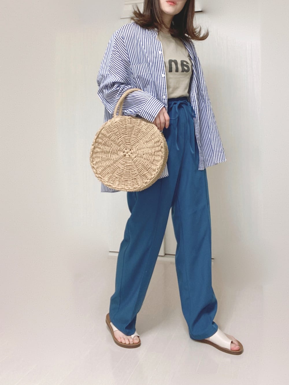 ブルー系のその他パンツ、ブルー系のシャツ/ブラウス、ホワイト系のサンダルを着用したレディースの春コーディネートの4枚目の写真