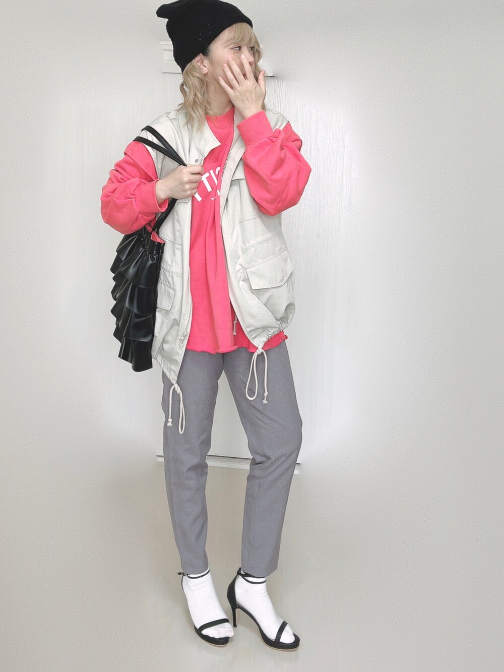 グレー系のその他パンツ、ピンク系のスウェット、ホワイト系のベストを着用したレディースの秋コーディネートの5枚目の写真