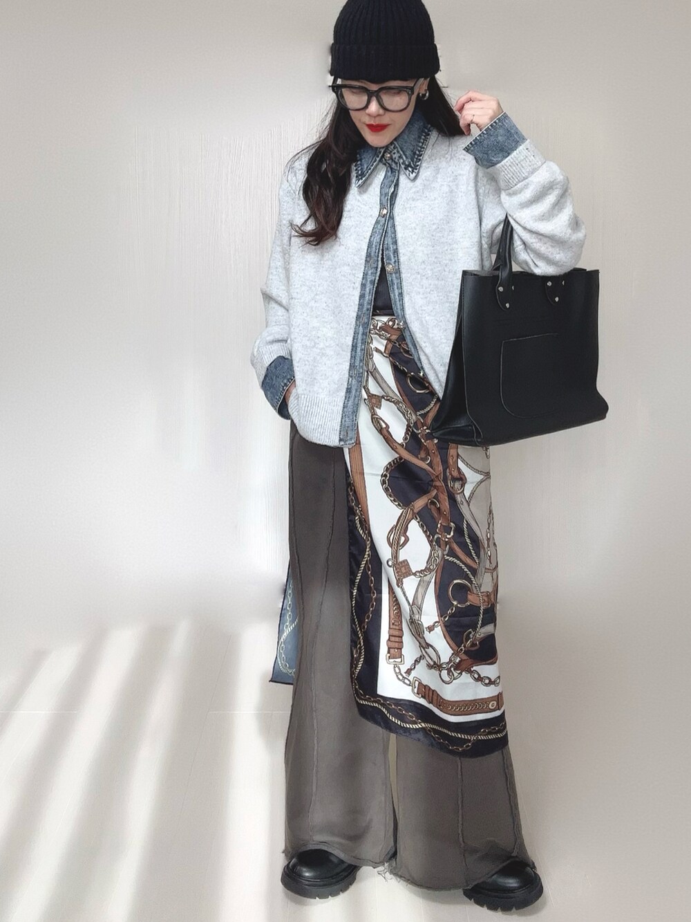 ブラック系のブーツ、ベージュ系のカーディガン/ボレロ、ブラック系のスウェットパンツを着用したレディースの冬コーディネートの2枚目の写真