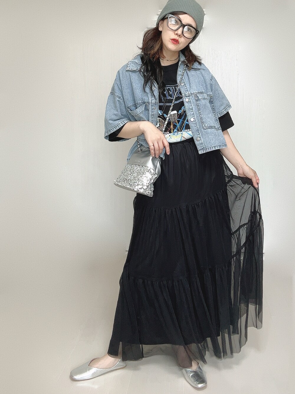 ブラック系のスカート、ブルー系のシャツ/ブラウス、ブラック系のTシャツ/カットソーを着用したレディースの夏コーディネートの4枚目の写真