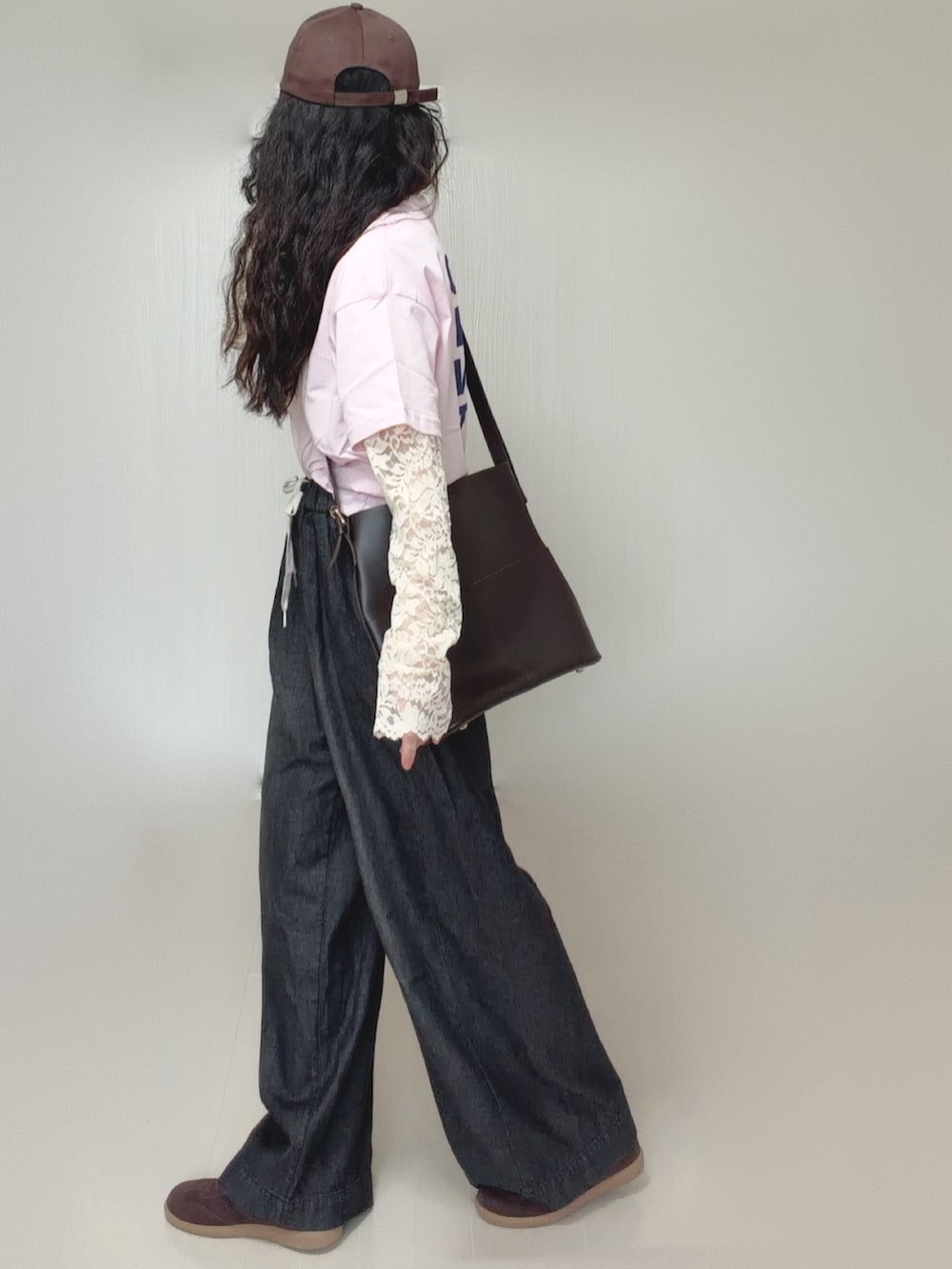 ブラック系のデニムパンツ、ピンク系のTシャツ/カットソー、ホワイト系のシャツ/ブラウスを着用したレディースの夏コーディネートの2枚目の写真