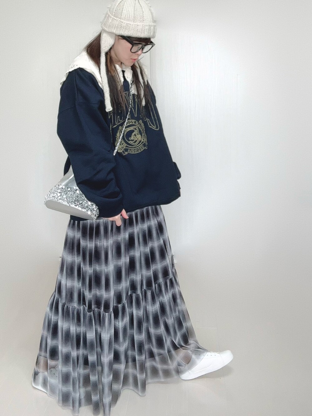 ブルー系のスウェット、ブラック系のスカート、ベージュ系のシャツ/ブラウスを着用したレディースの秋コーディネートの3枚目の写真