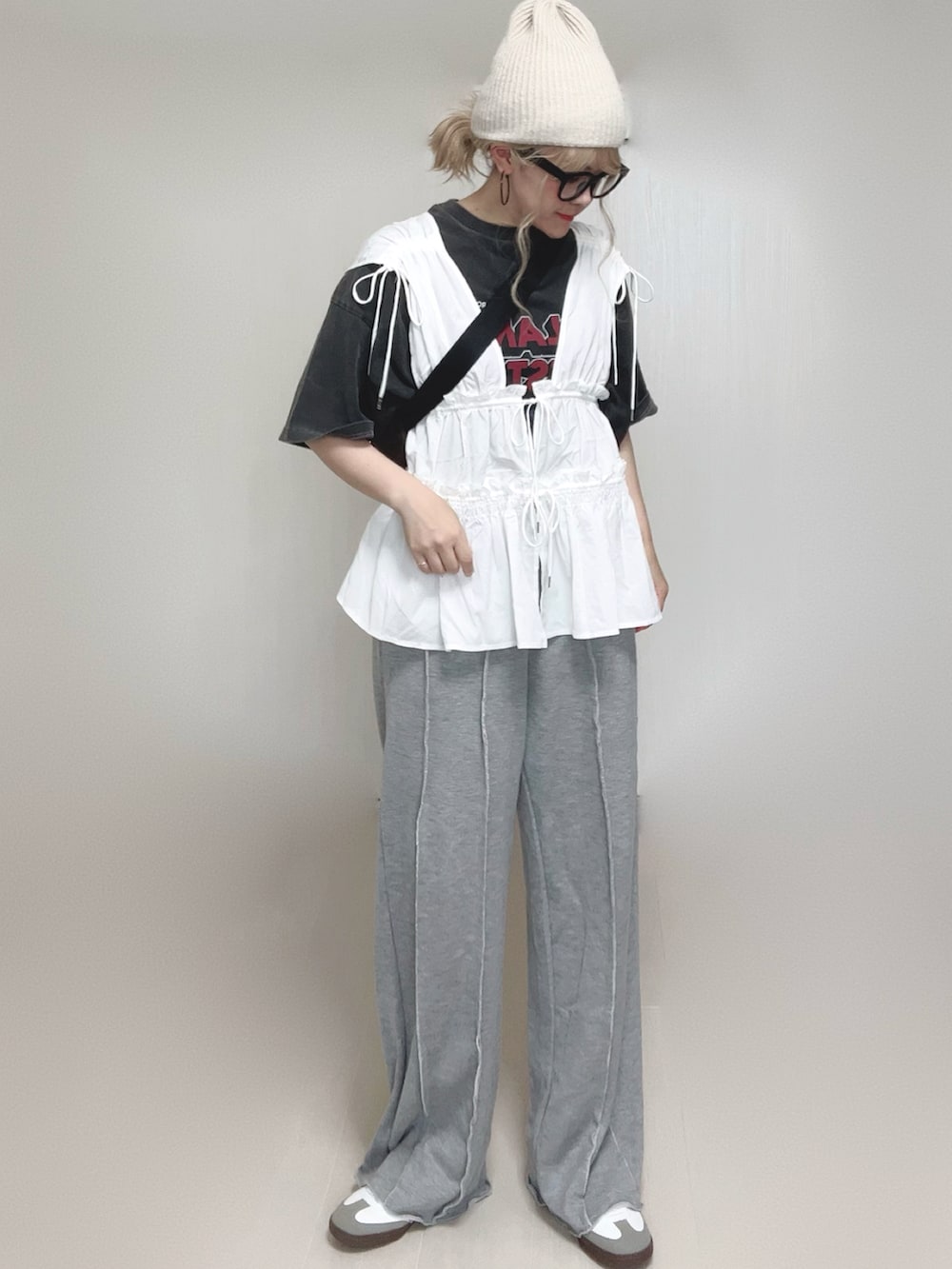 ホワイト系のシャツ/ブラウス、グレー系のTシャツ/カットソー、グレー系のスウェットパンツを着用したレディースの夏コーディネートの2枚目の写真