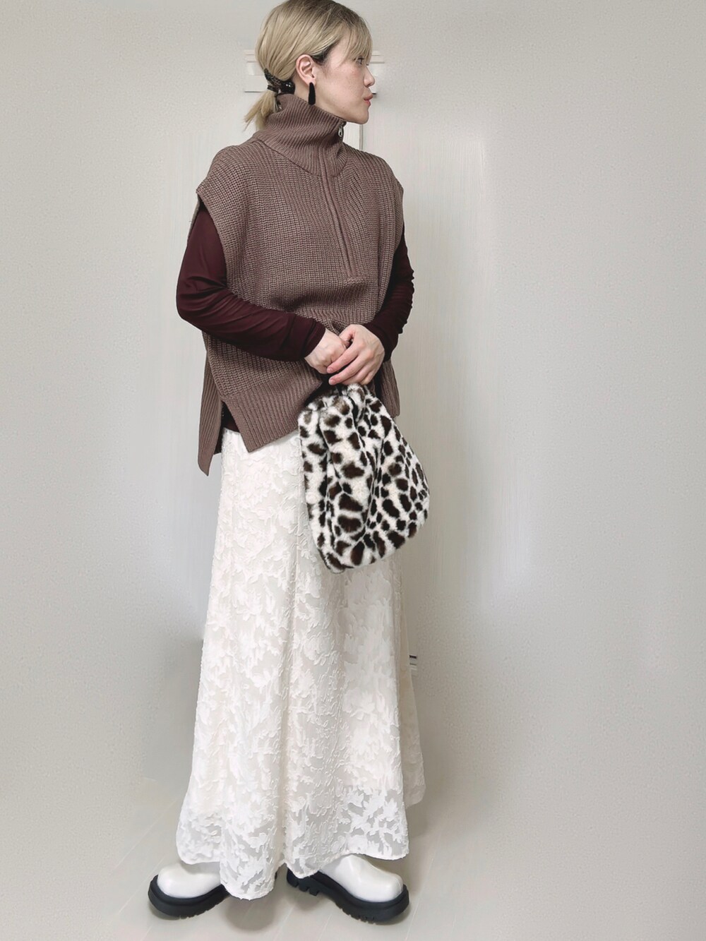 ブラウン系のベスト、ブラウン系のTシャツ/カットソー、その他のショルダーバッグを着用したレディースの秋コーディネートの5枚目の写真