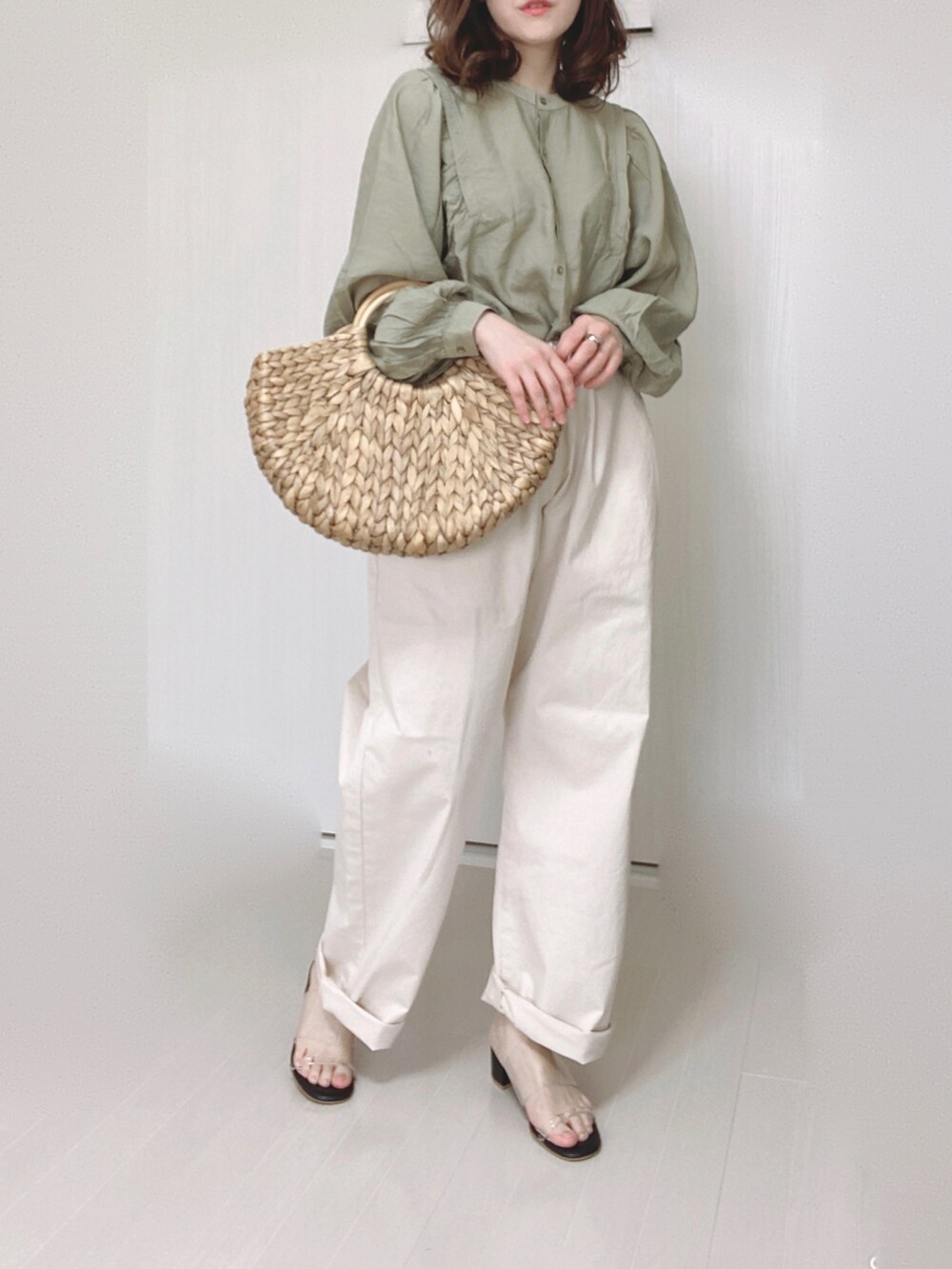 ホワイト系のその他パンツ、グリーン系のシャツ/ブラウス、ベージュ系のかごバッグを着用したレディースの春コーディネートの3枚目の写真