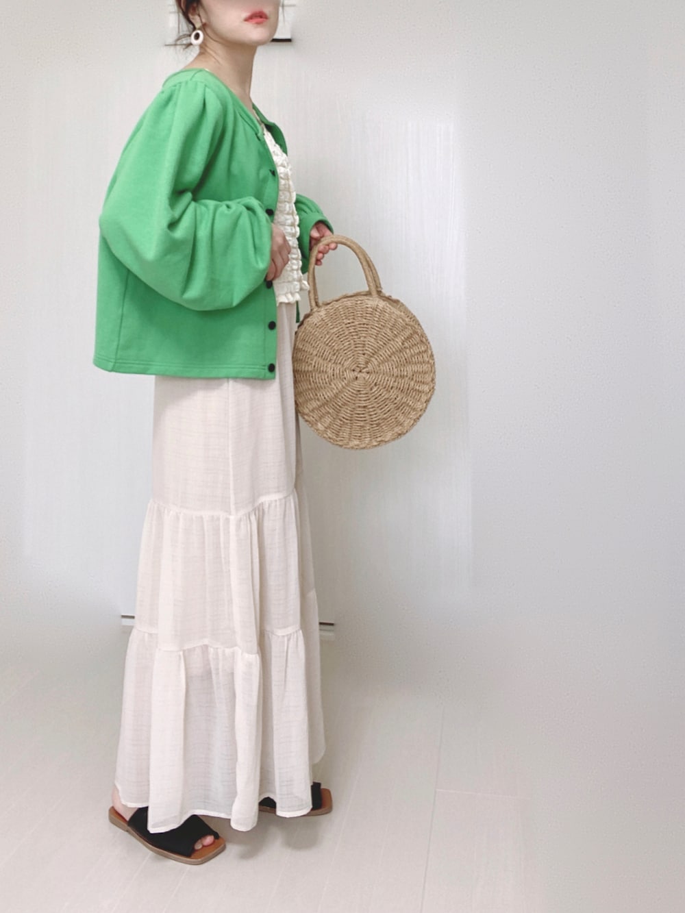 ブラック系のサンダル、ホワイト系のその他トップス、ホワイト系のスカートを着用したレディースの春コーディネートの2枚目の写真