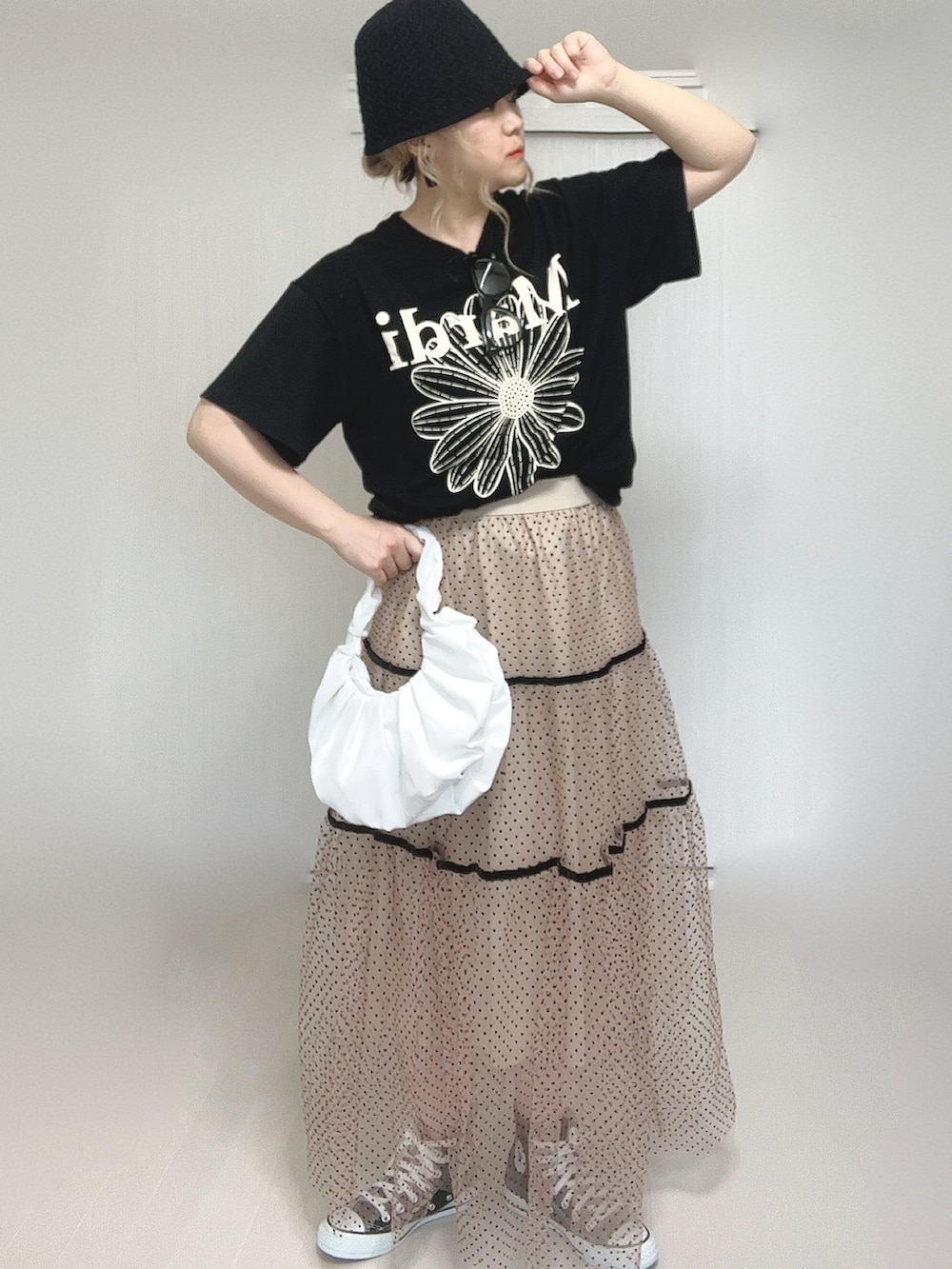 ブラック系のTシャツ/カットソー、ベージュ系のスカート、ブラック系のスニーカーを着用したレディースの夏コーディネートの5枚目の写真