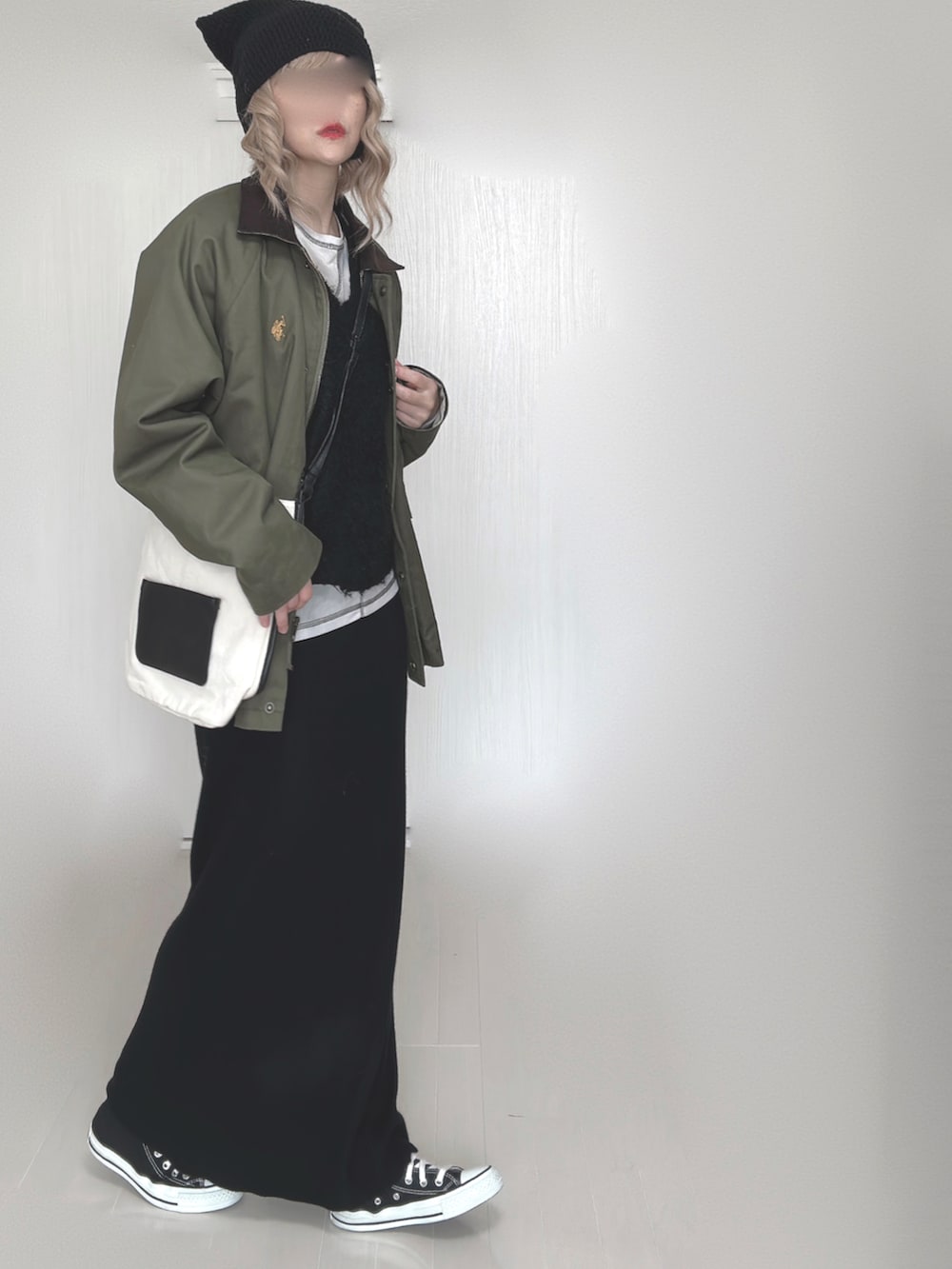 グリーン系のカバーオール、ブラック系のベスト、その他のその他トップスを着用したレディースの秋コーディネートの5枚目の写真