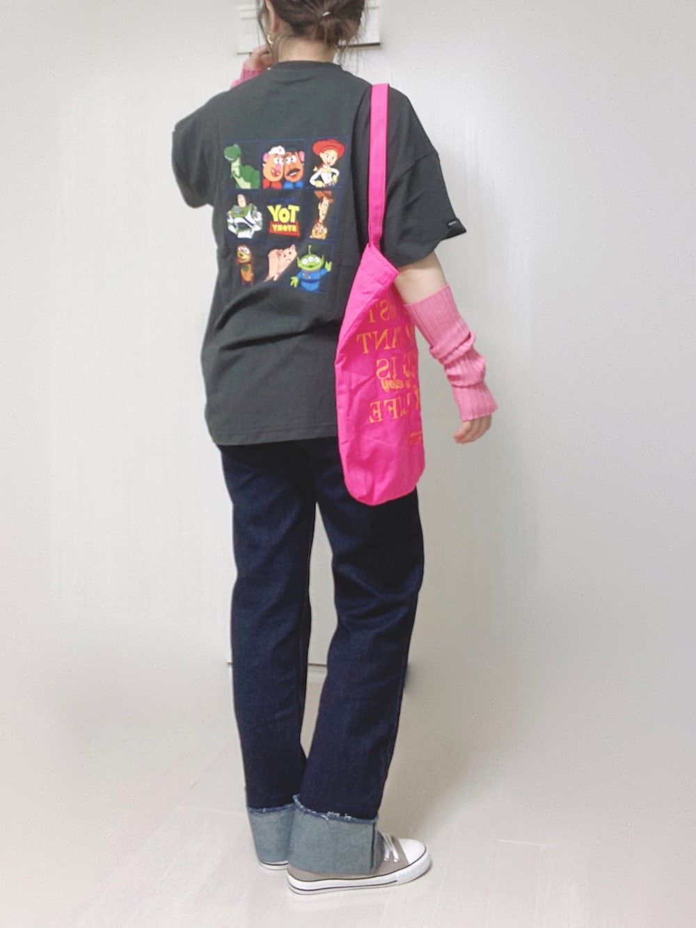 グレー系のTシャツ/カットソー、ピンク系のトートバッグ、ブルー系のデニムパンツを着用したレディースの夏コーディネートの3枚目の写真