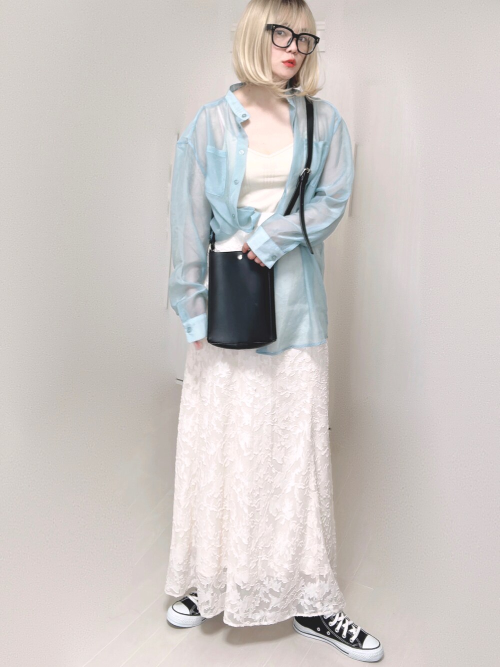 ブルー系のシャツ/ブラウス、ホワイト系のキャミソール、ブラック系のショルダーバッグを着用したレディースの夏コーディネートの4枚目の写真