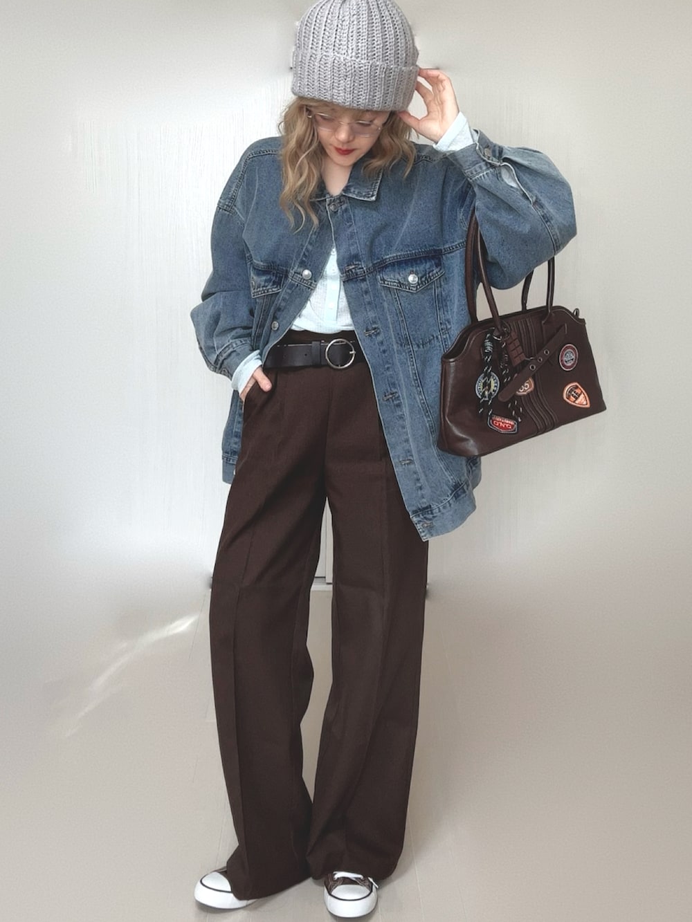 ブラウン系のその他パンツ、ブルー系のTシャツ/カットソー、ブルー系のデニムジャケットを着用したレディースの冬コーディネートの3枚目の写真