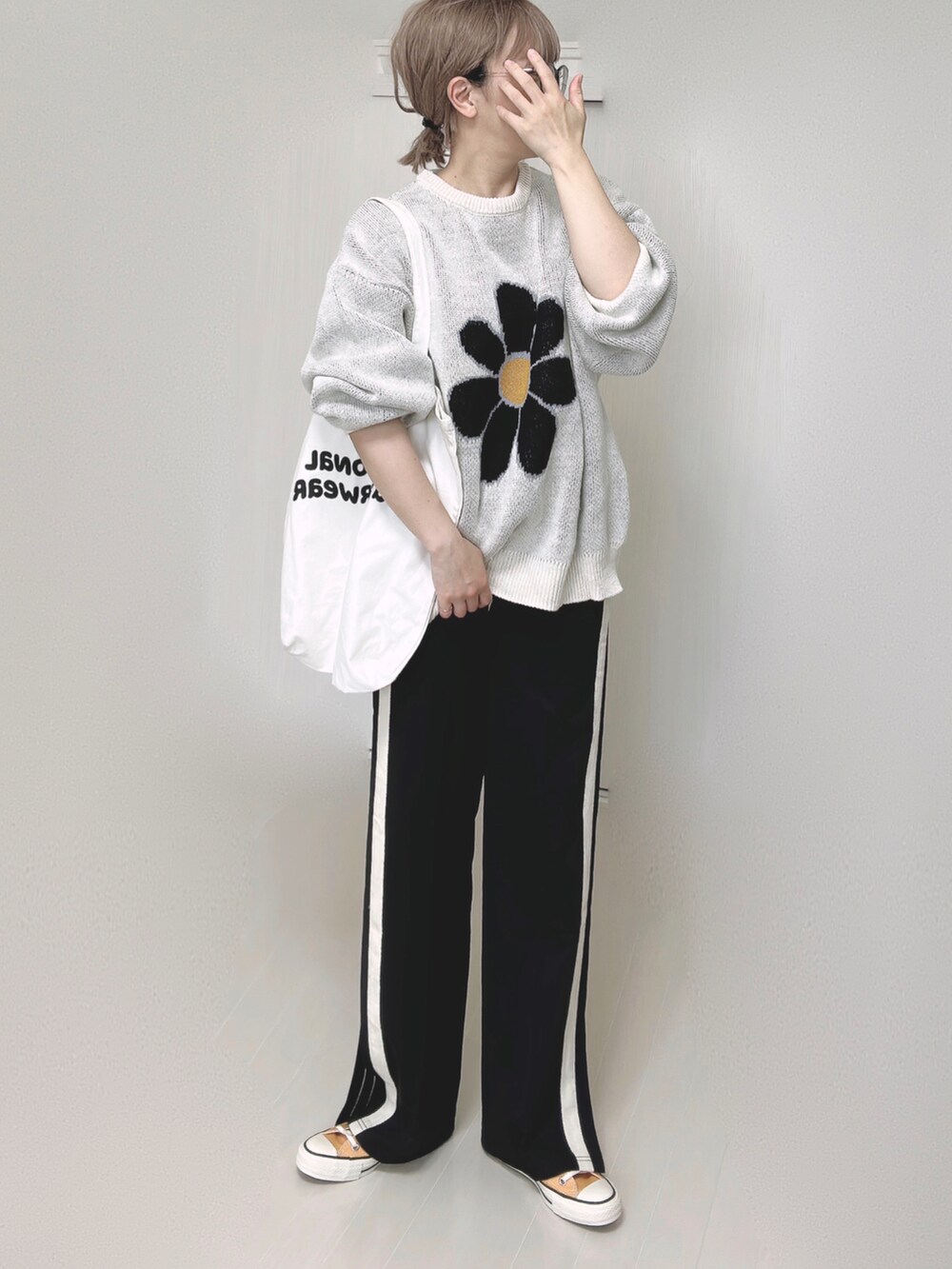 ホワイト系のニット/セーター、ブラック系のその他パンツ、ホワイト系のトートバッグを着用したレディースの夏コーディネートの5枚目の写真