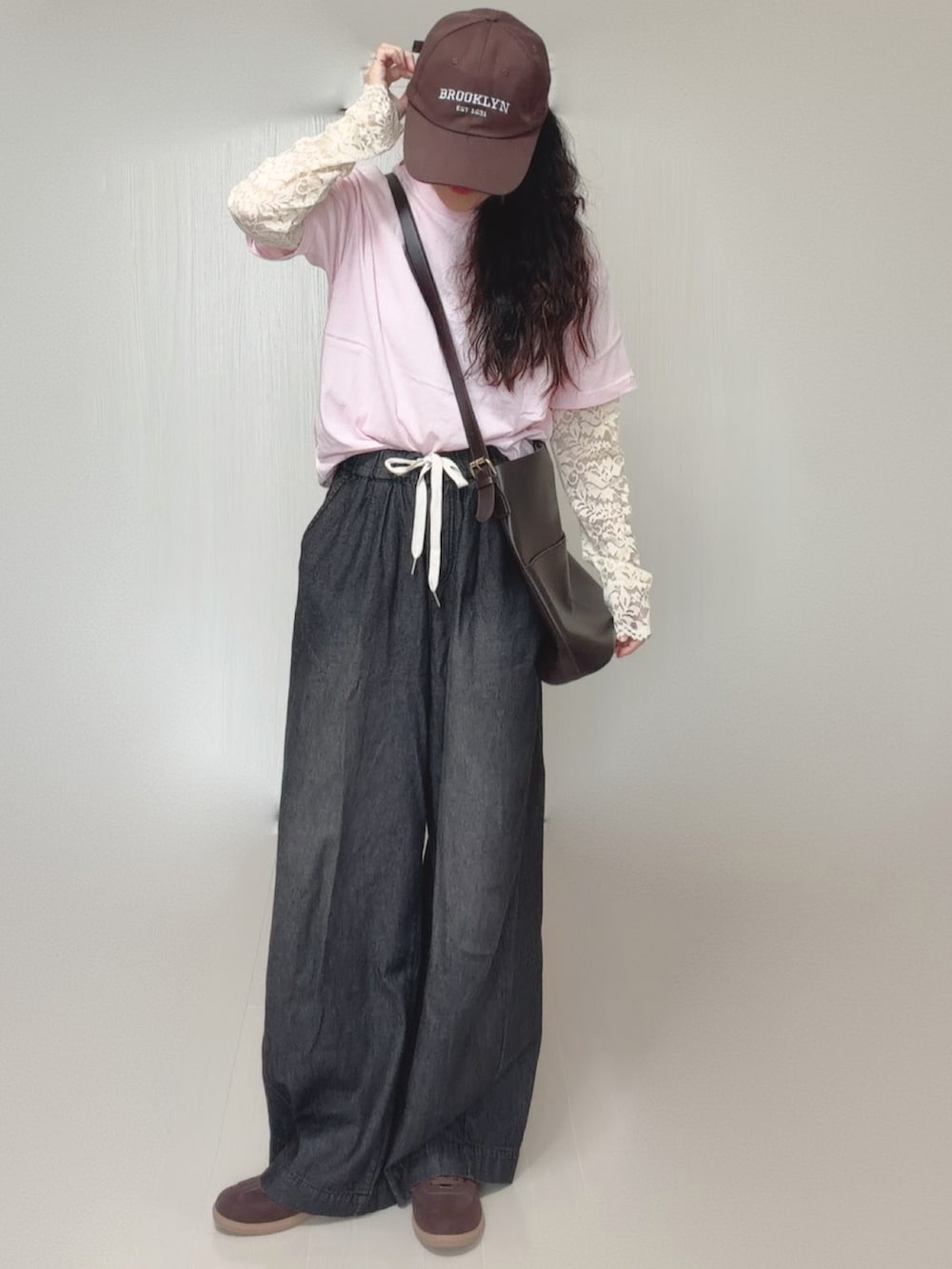 ブラック系のデニムパンツ、ピンク系のTシャツ/カットソー、ホワイト系のシャツ/ブラウスを着用したレディースの夏コーディネートの4枚目の写真