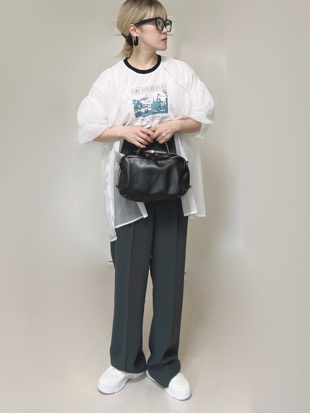 ホワイト系のTシャツ/カットソー、ホワイト系のシャツ/ブラウス、ブラック系のボストンバッグを着用したレディースの秋コーディネートの5枚目の写真