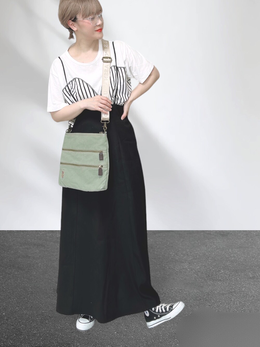 ホワイト系のTシャツ/カットソー、グリーン系のショルダーバッグ、ブラック系のスカートを着用したレディースの秋コーディネートの3枚目の写真