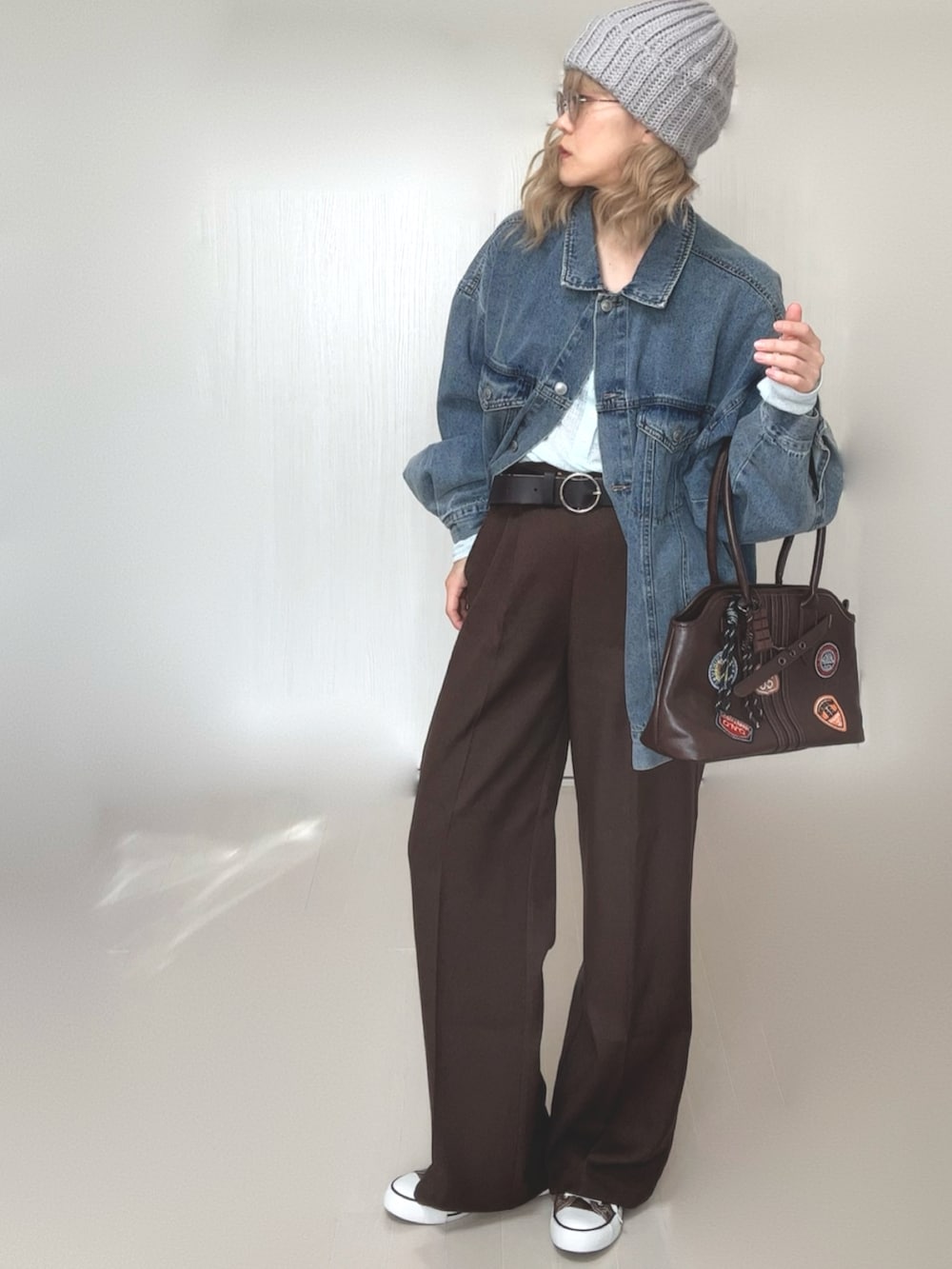 ブラウン系のその他パンツ、ブルー系のTシャツ/カットソー、ブルー系のデニムジャケットを着用したレディースの冬コーディネートの5枚目の写真