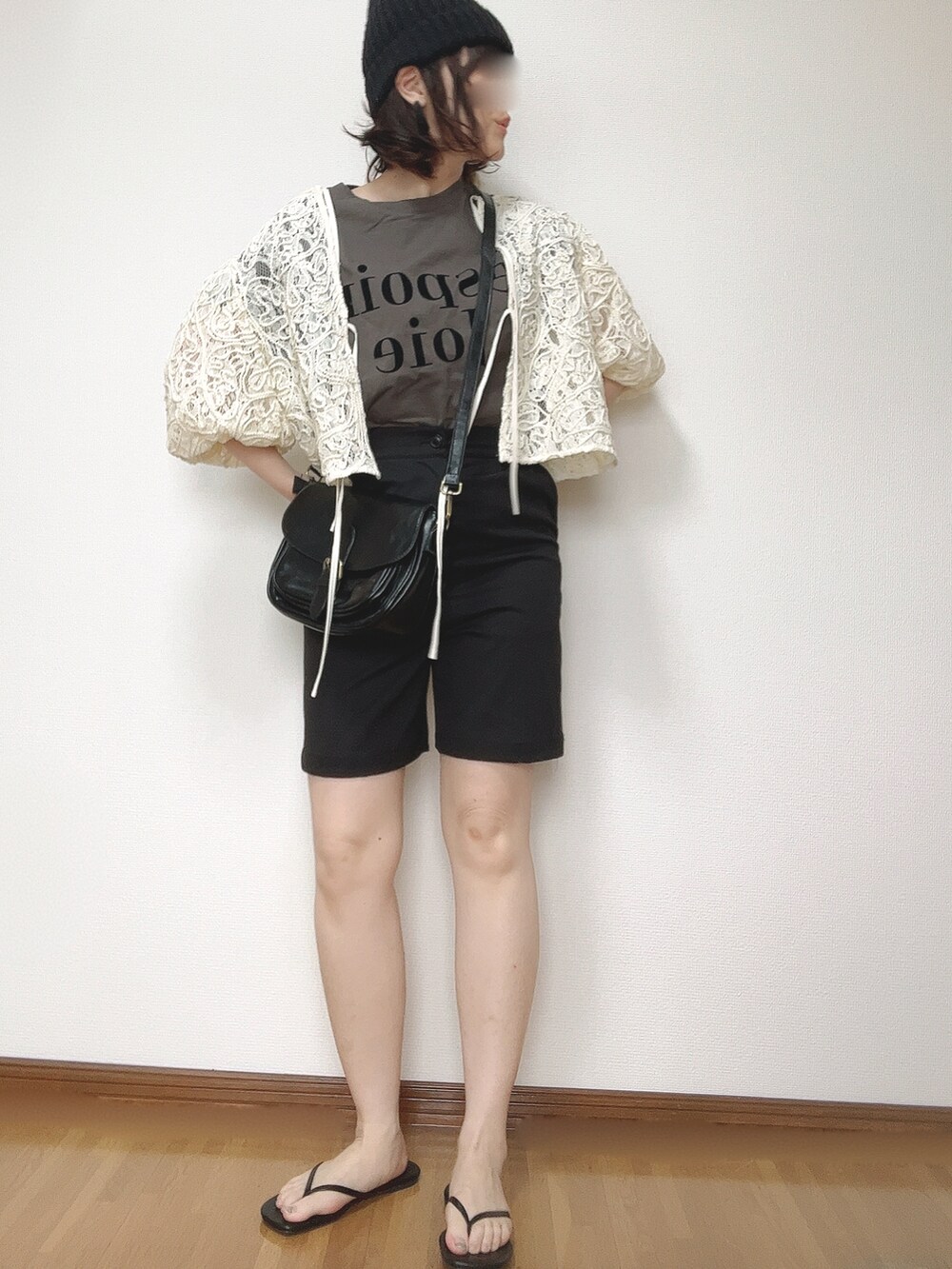 ホワイト系のシャツ/ブラウス、ブラック系のその他パンツ、ブラック系のショルダーバッグを着用したレディースの夏コーディネートの5枚目の写真