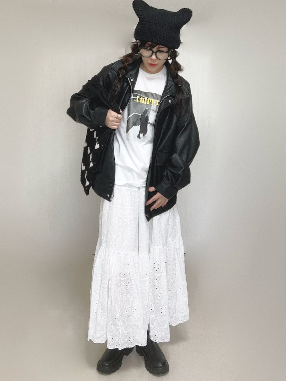 ブラック系のブーツ、ブラック系のブルゾン、ホワイト系のTシャツ/カットソーを着用したレディースの秋コーディネートの3枚目の写真