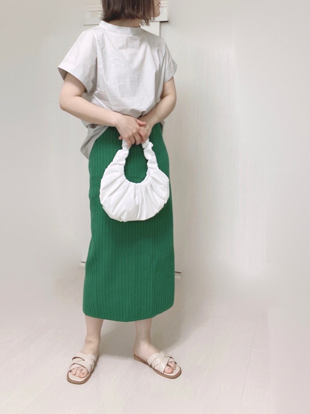 グレー系のシャツ/ブラウス、ホワイト系のサンダル、グリーン系のスカートを着用したレディースの夏コーディネートの3枚目の写真