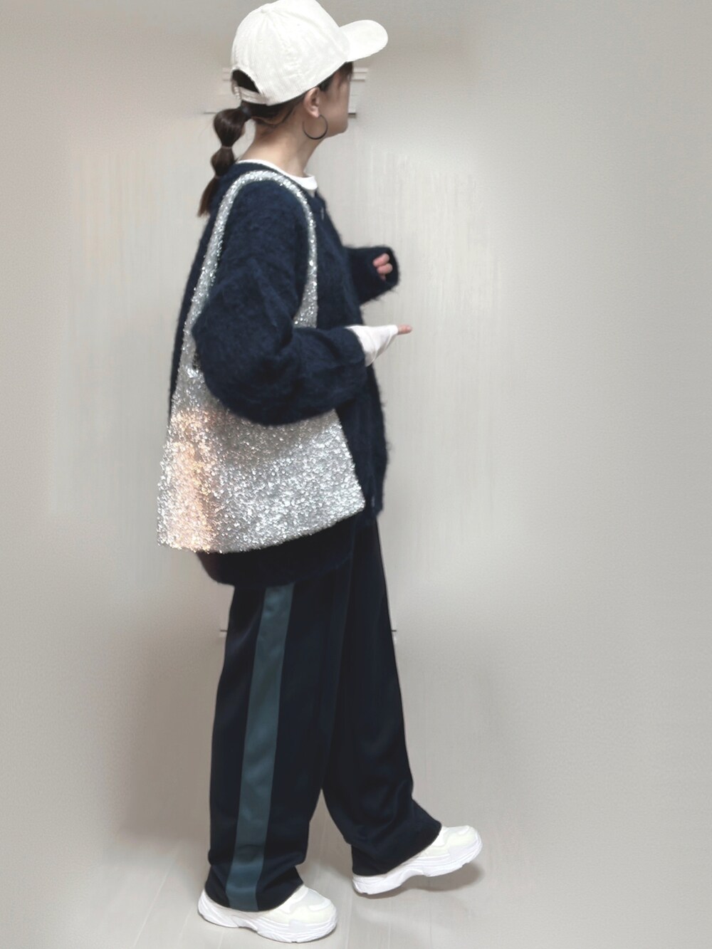 ブルー系のその他パンツ、ブルー系のカーディガン/ボレロ、ホワイト系のTシャツ/カットソーを着用したレディースの冬コーディネートの2枚目の写真