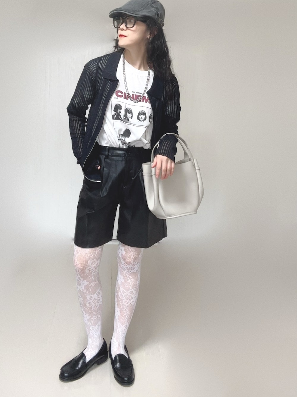 ブルー系のカーディガン/ボレロ、ホワイト系のTシャツ/カットソー、ブラック系のローファーを着用したレディースの春コーディネートの2枚目の写真