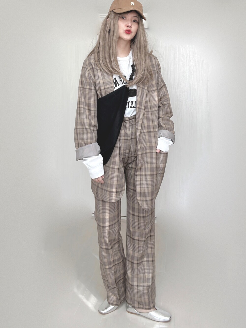 ベージュ系のテーラードジャケット、ホワイト系のTシャツ/カットソー、ベージュ系のその他パンツを着用したレディースの秋コーディネートの5枚目の写真