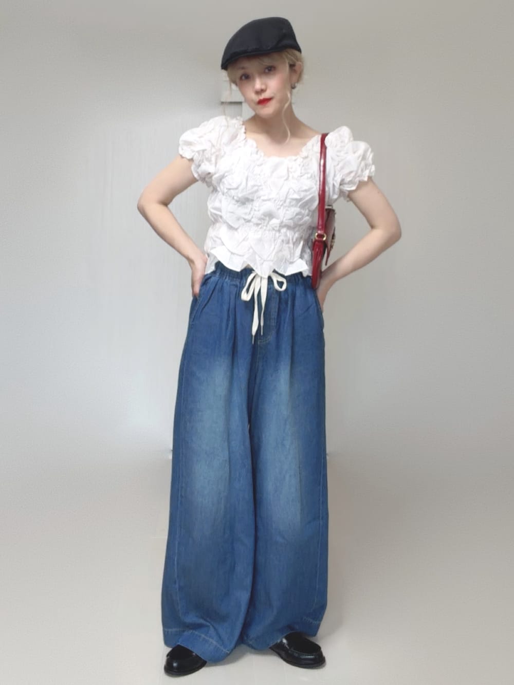 ホワイト系のシャツ/ブラウス、ブルー系のデニムパンツ、ブラック系のローファーを着用したレディースの夏コーディネートの4枚目の写真