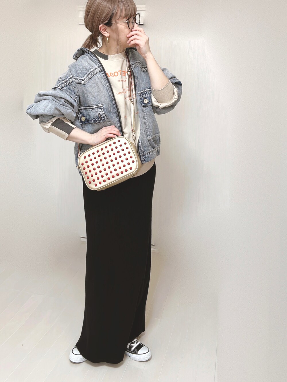 ベージュ系のスウェット、ブルー系のブルゾン、ゴールド系のショルダーバッグを着用したレディースの春コーディネートの4枚目の写真