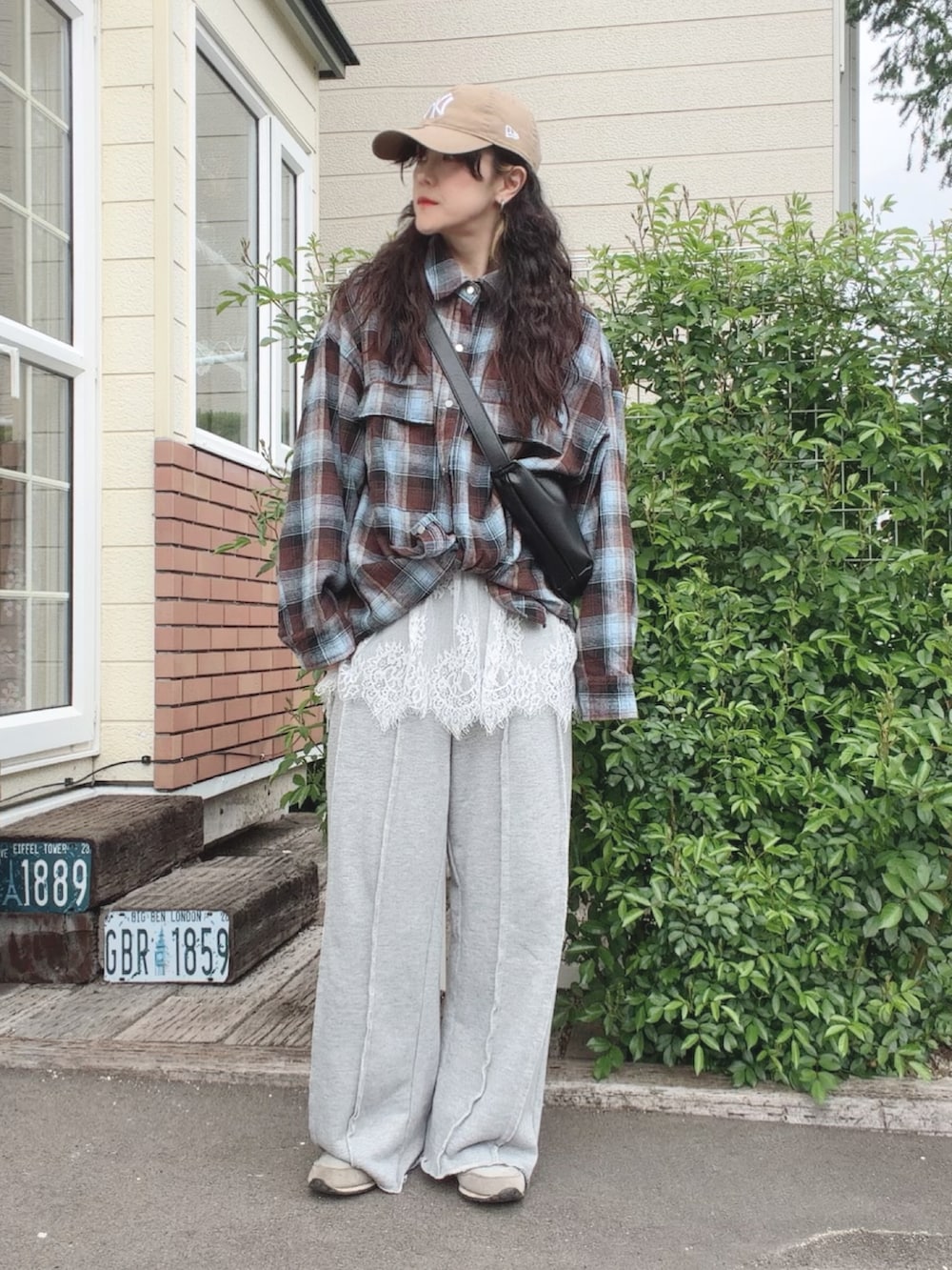 グレー系のTシャツ/カットソー、ブラウン系のシャツ/ブラウス、グレー系のスウェットパンツを着用したレディースの夏コーディネートの2枚目の写真