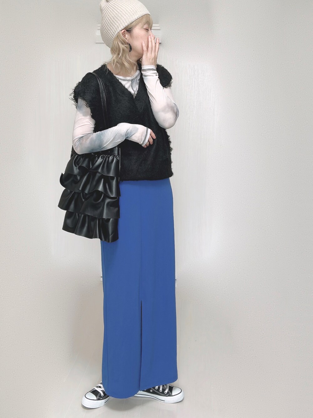 ブラック系のショルダーバッグ、ブラック系のベスト、その他のその他トップスを着用したレディースの秋コーディネートの4枚目の写真