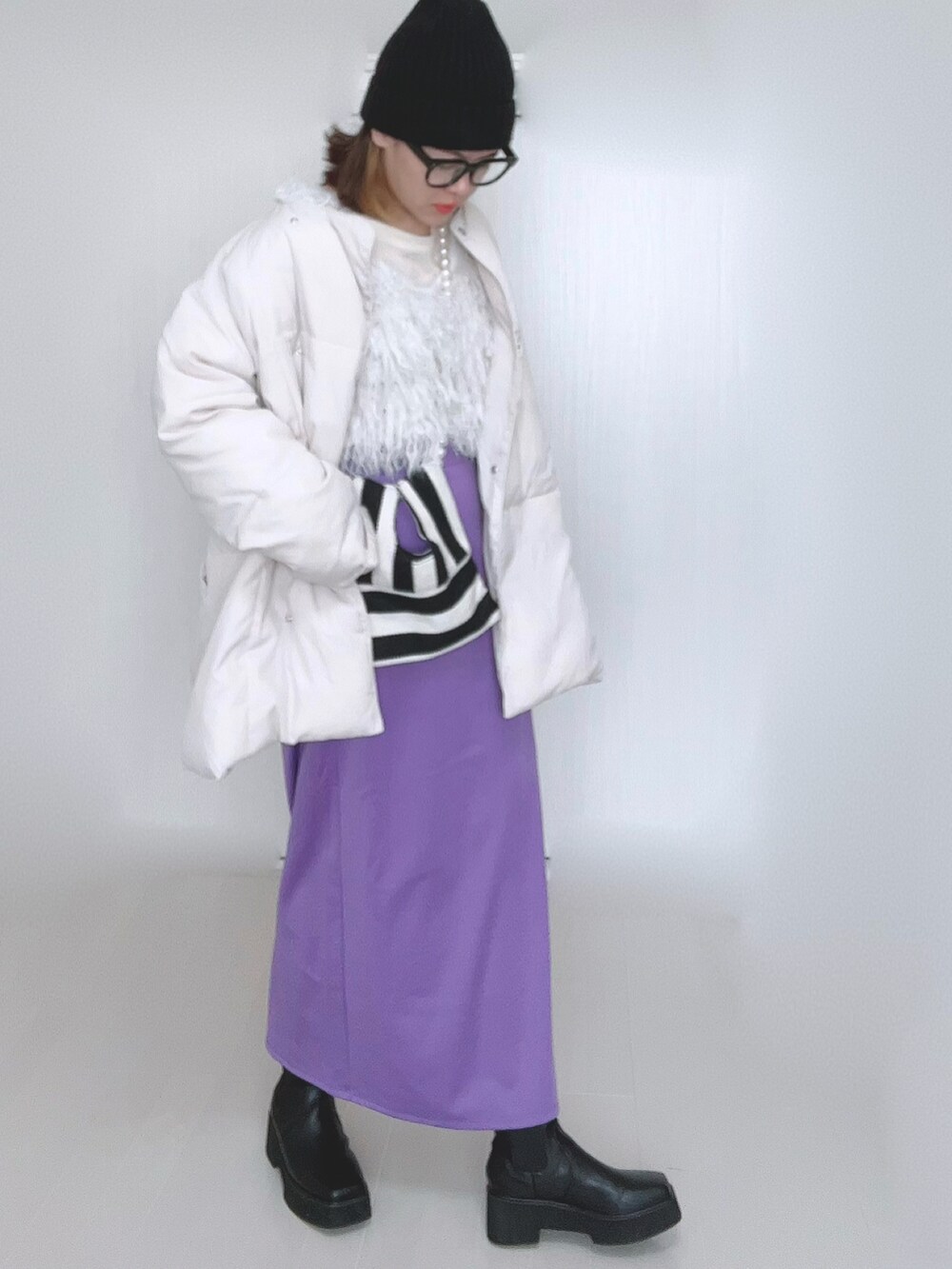 ホワイト系のTシャツ/カットソー、ホワイト系のベスト、ホワイト系のダウンジャケット/コートを着用したレディースの冬コーディネートの5枚目の写真