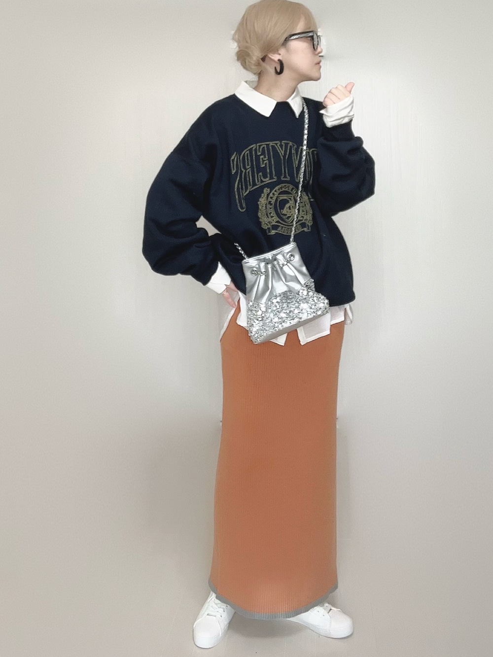 ブルー系のスウェット、ホワイト系のシャツ/ブラウス、シルバー系のショルダーバッグを着用したレディースの秋コーディネートの5枚目の写真