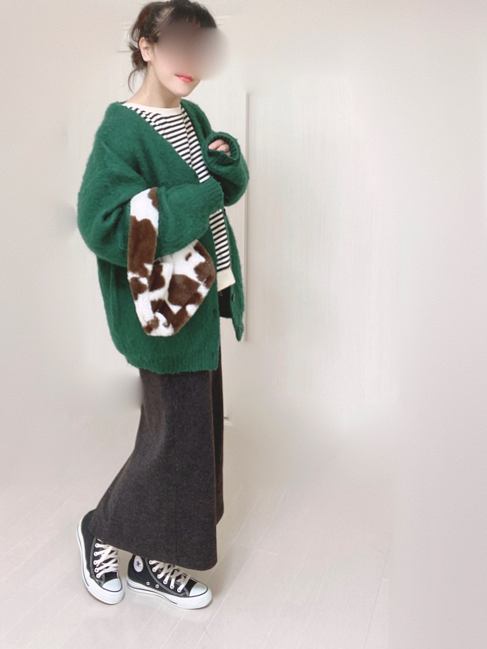 グリーン系のカーディガン/ボレロ、ブラック系のTシャツ/カットソー、ブラック系のスニーカーを着用したレディースの秋コーディネートの3枚目の写真