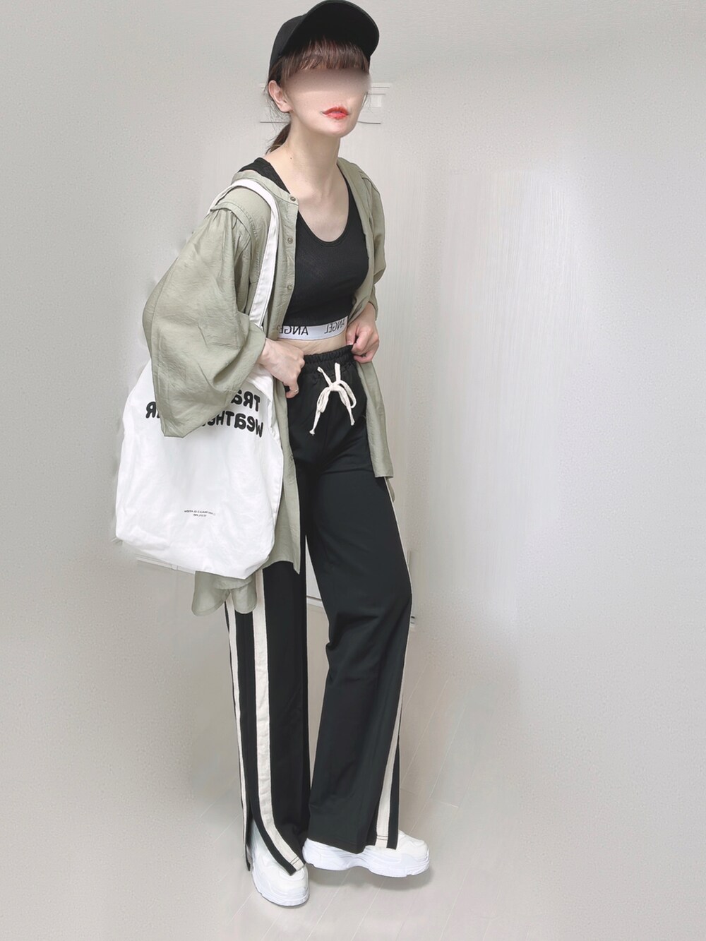 グリーン系のシャツ/ブラウス、ホワイト系のトートバッグ、ブラック系のその他パンツを着用したレディースの夏コーディネートの2枚目の写真