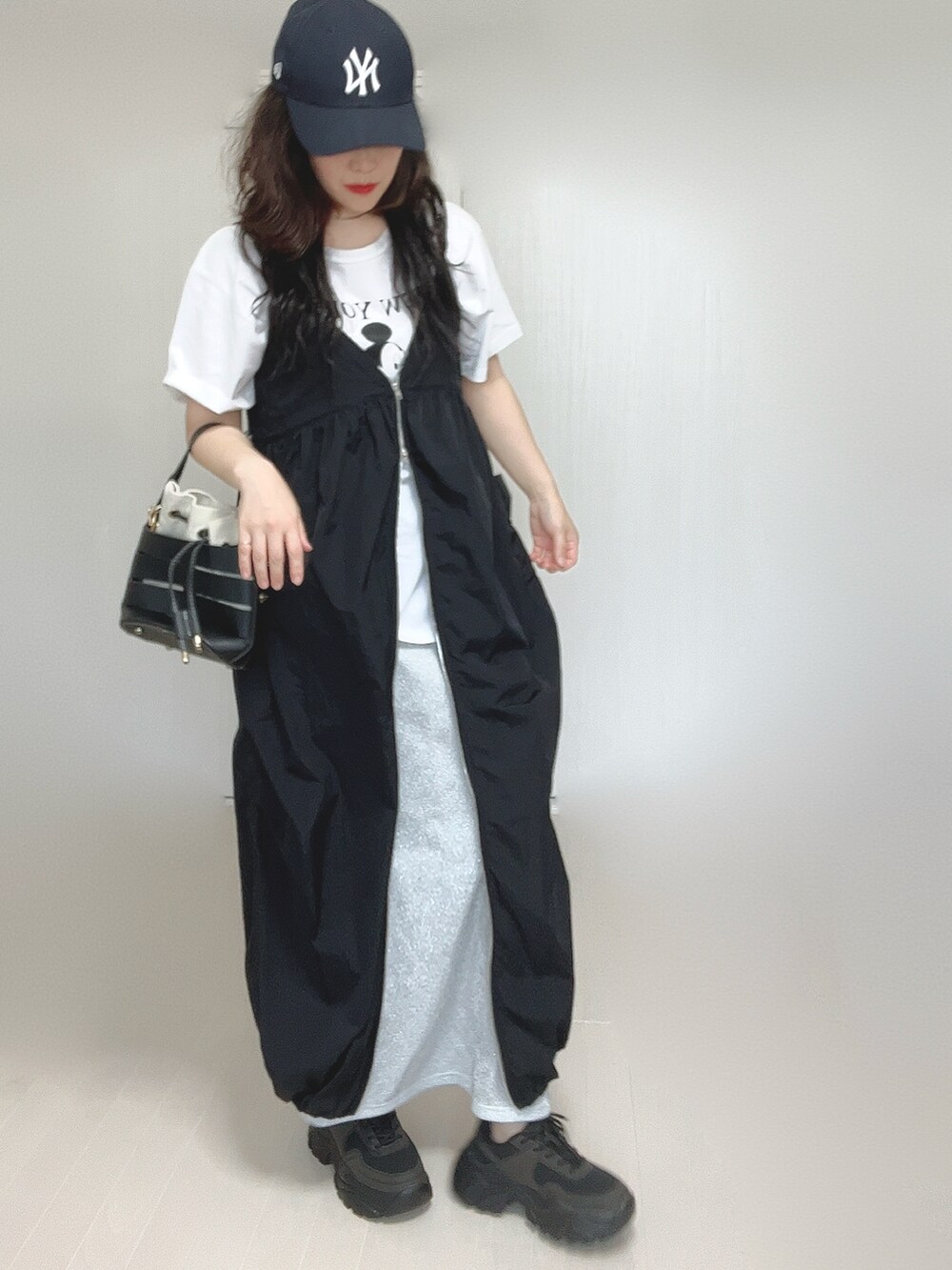 ブラック系のワンピース、ホワイト系のTシャツ/カットソー、ブラック系のショルダーバッグを着用したレディースの夏コーディネートの4枚目の写真