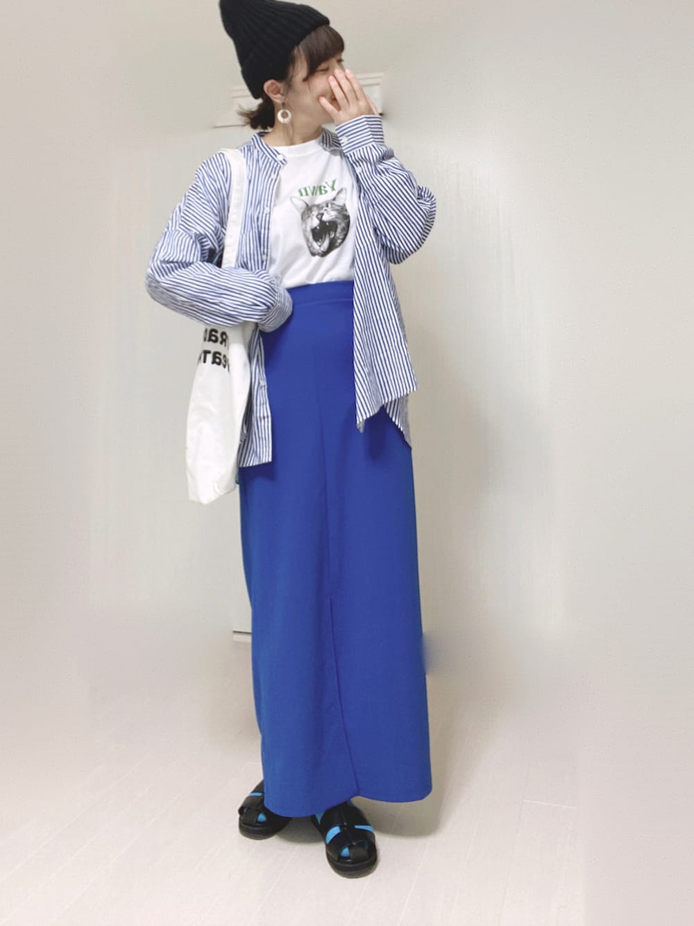 ホワイト系のTシャツ/カットソー、ブルー系のシャツ/ブラウス、ブルー系のスカートを着用したレディースの秋コーディネートの2枚目の写真