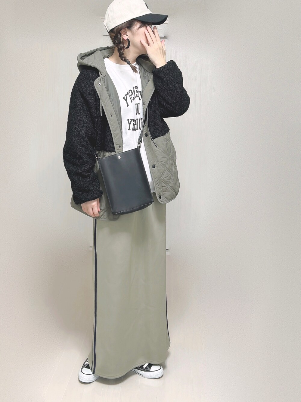 ブラック系のブルゾン、ホワイト系のスウェット、ブラック系のショルダーバッグを着用したレディースの秋コーディネートの4枚目の写真