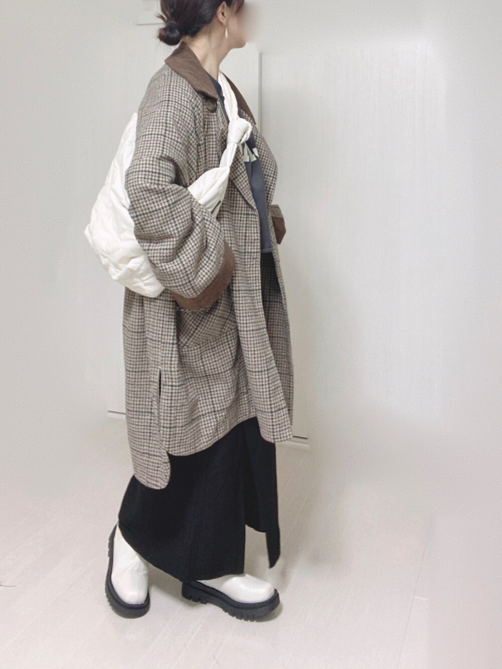 その他のその他アウター、ホワイト系のショルダーバッグ、ブラック系のスカートを着用したレディースの秋コーディネートの2枚目の写真