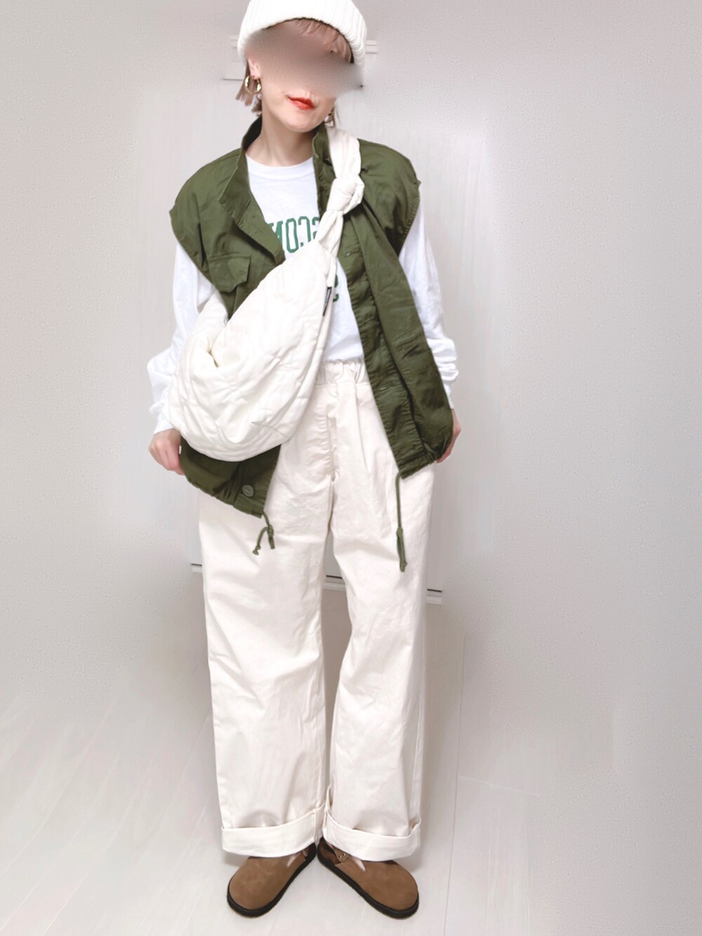 ホワイト系のその他パンツ、ホワイト系のTシャツ/カットソー、グリーン系のその他アウターを着用したレディースの春コーディネートの2枚目の写真
