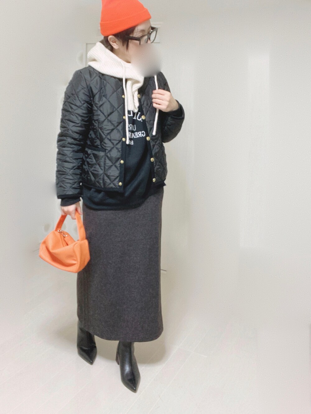 ブラック系のブーツ、ブラック系のスウェット、ブラック系のノーカラージャケットを着用したレディースの秋コーディネートの5枚目の写真