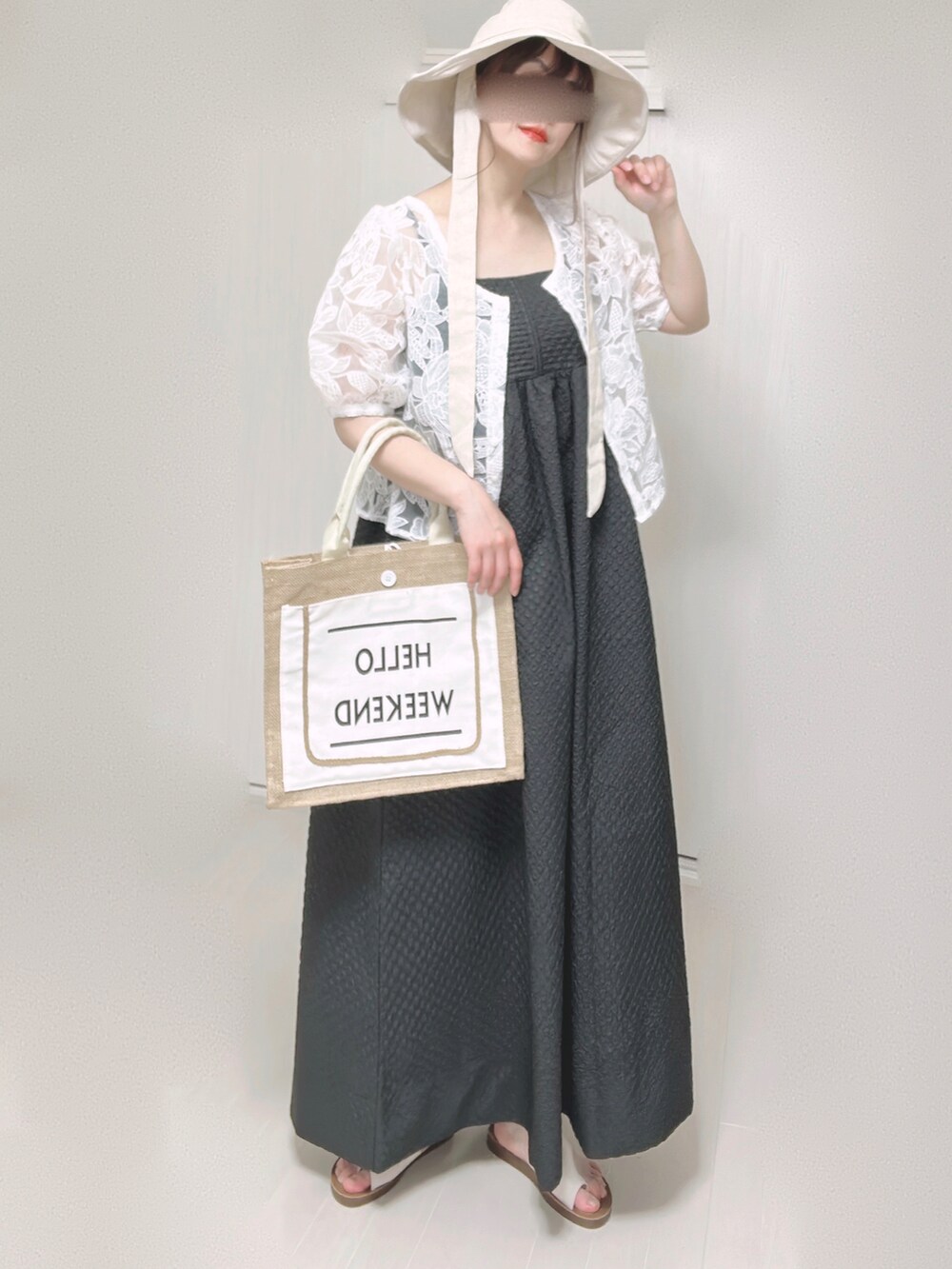 ブラック系のワンピース、ホワイト系のシャツ/ブラウス、ホワイト系のかごバッグを着用したレディースの夏コーディネートの4枚目の写真