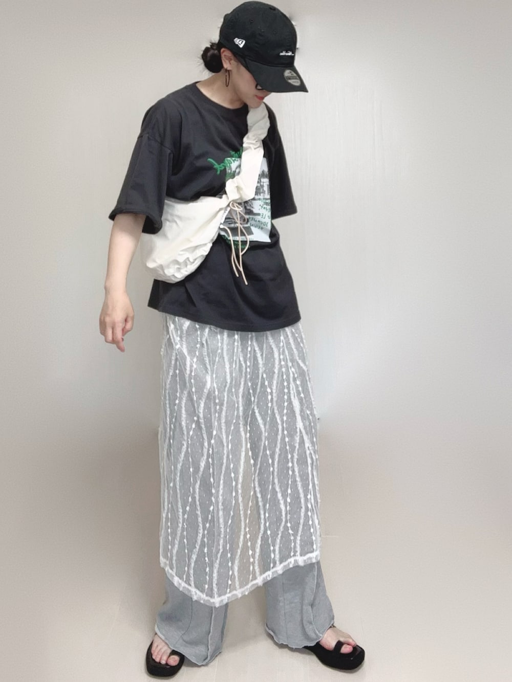 グレー系のTシャツ/カットソー、ブラック系のサンダル、グレー系のスウェットパンツを着用したレディースの夏コーディネートの2枚目の写真