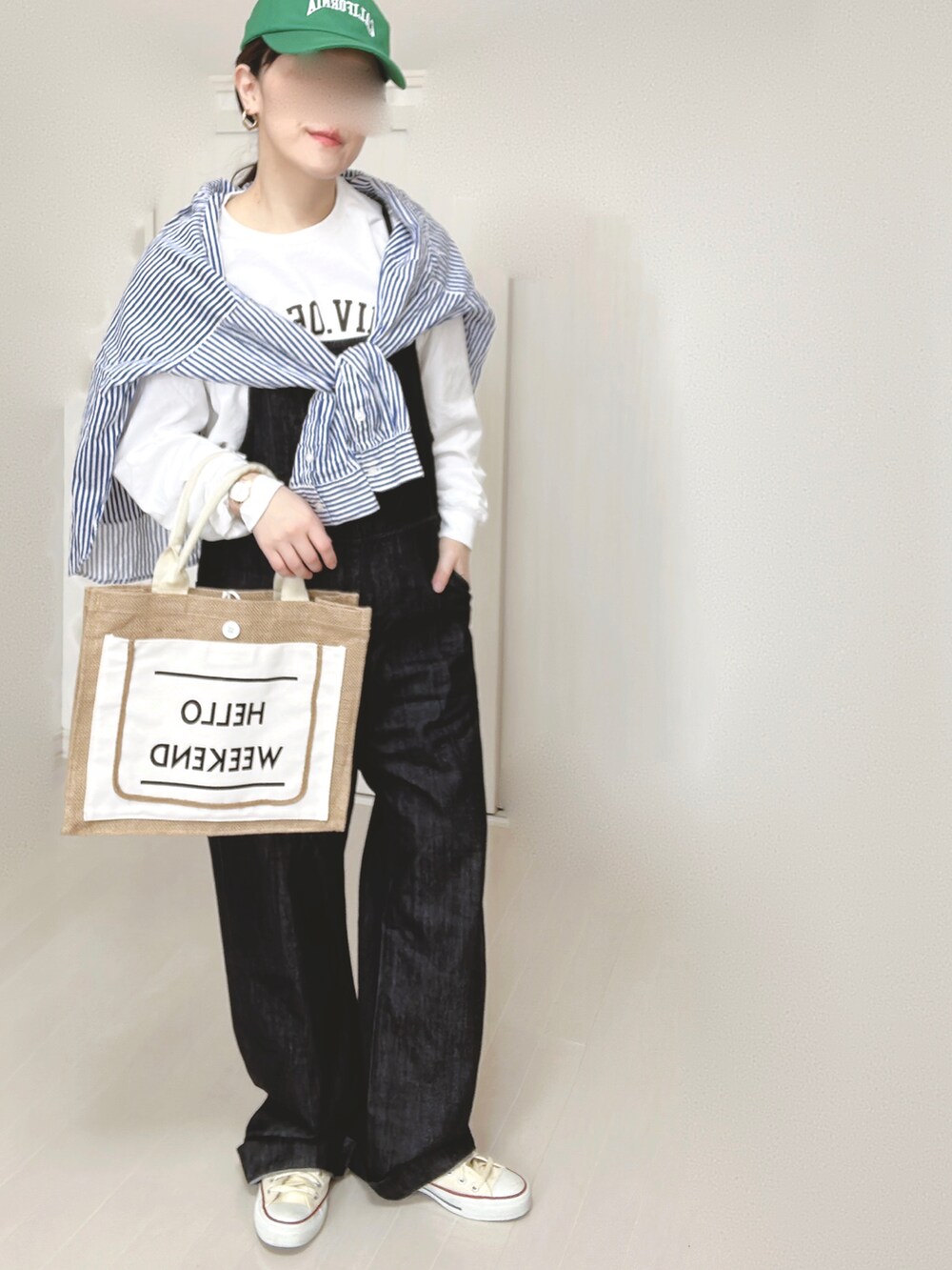 ブルー系のサロペット/オーバーオール、ホワイト系のTシャツ/カットソー、ブルー系のシャツ/ブラウスを着用したレディースの春コーディネートの4枚目の写真