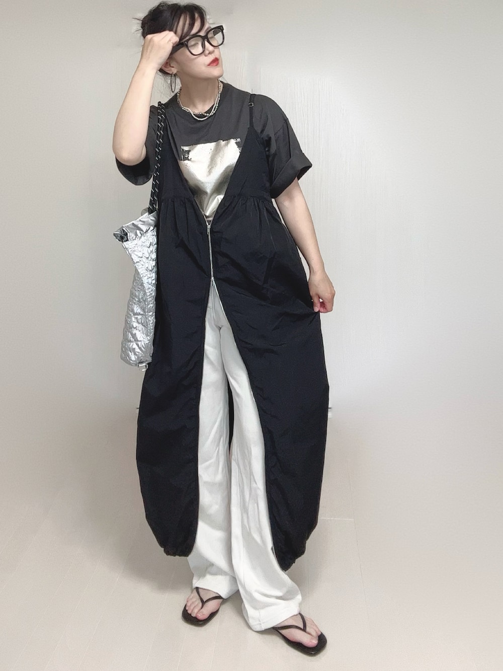 ブラック系のTシャツ/カットソー、シルバー系のトートバッグ、ブラック系のワンピースを着用したレディースの夏コーディネートの4枚目の写真