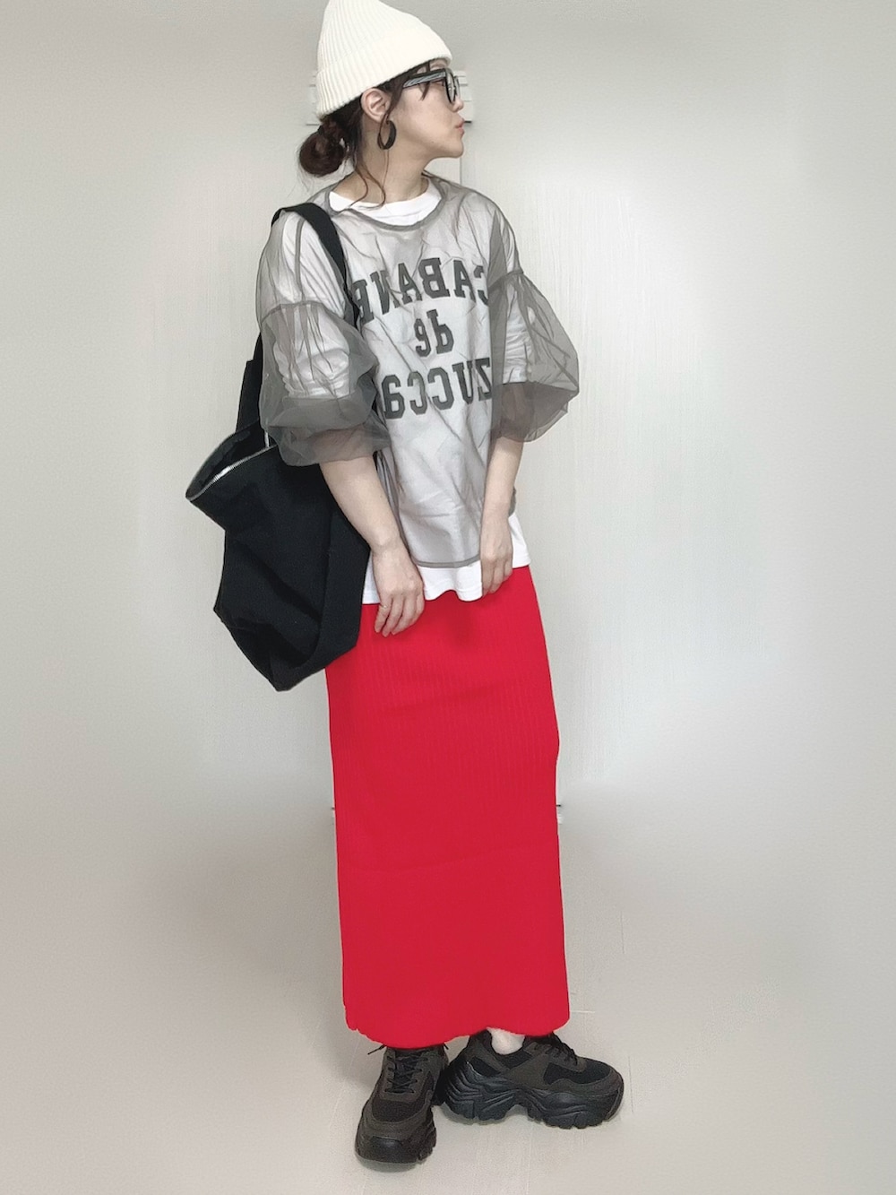 ホワイト系のTシャツ/カットソー、レッド系のスカート、ブラック系のスニーカーを着用したレディースの春コーディネートの5枚目の写真