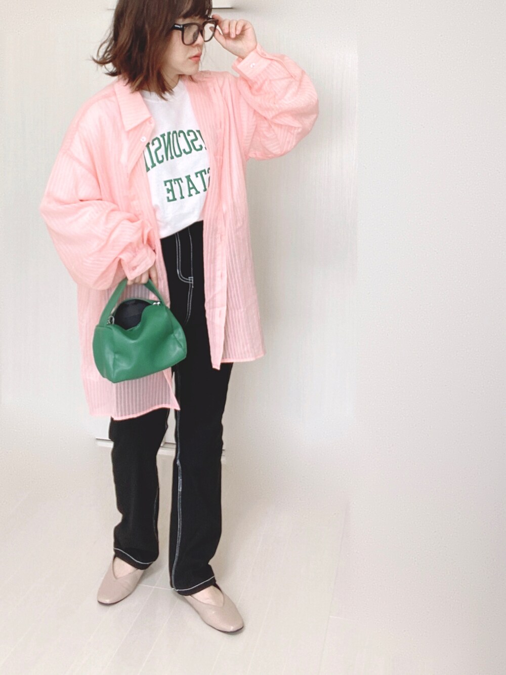 ホワイト系のTシャツ/カットソー、ピンク系のシャツ/ブラウス、グリーン系のハンドバッグを着用したレディースの秋コーディネートの2枚目の写真