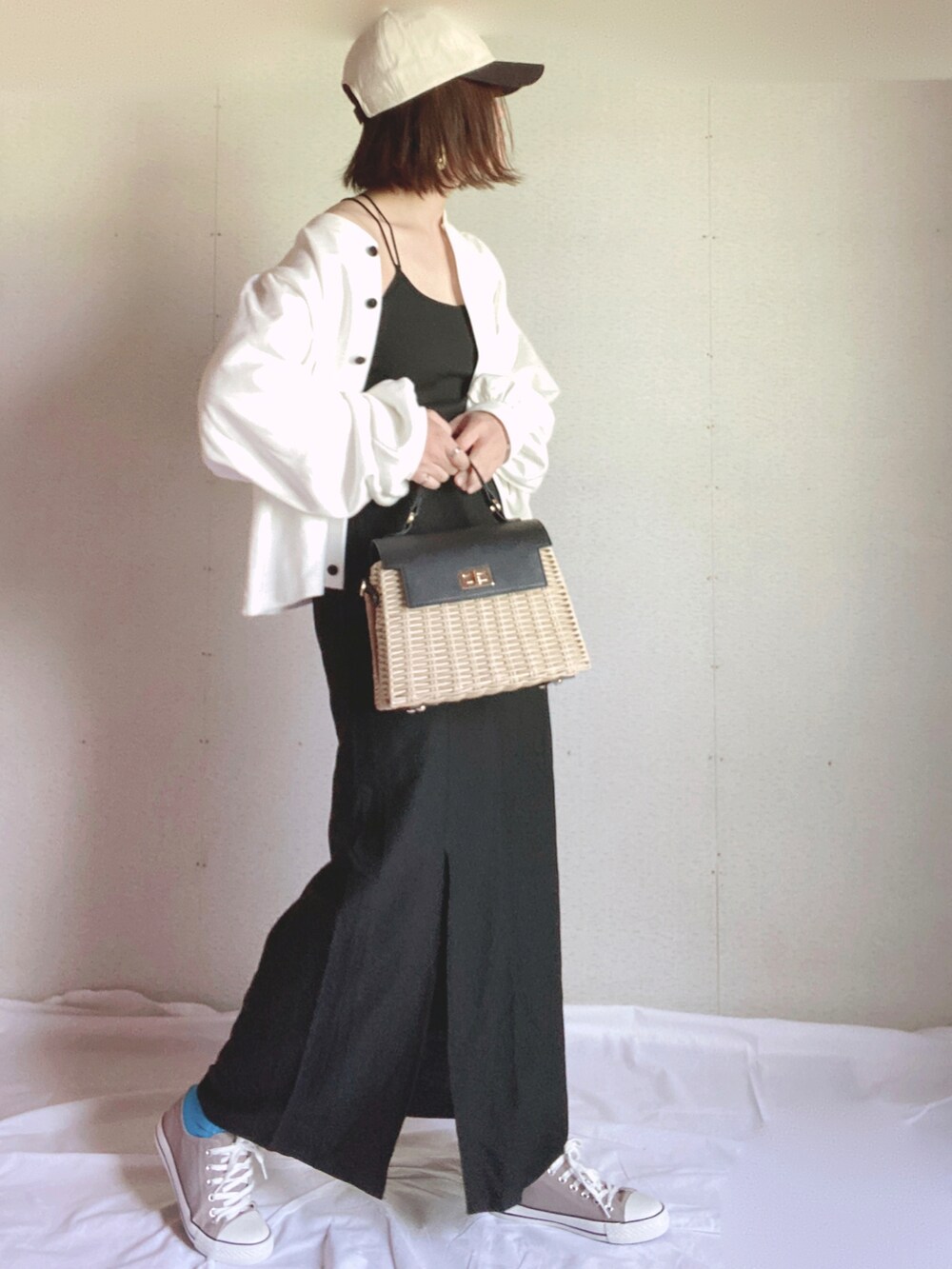 ブラック系のカーディガン/ボレロ、ブラック系のスカート、ブラック系のキャミソールを着用したレディースの夏コーディネートの3枚目の写真