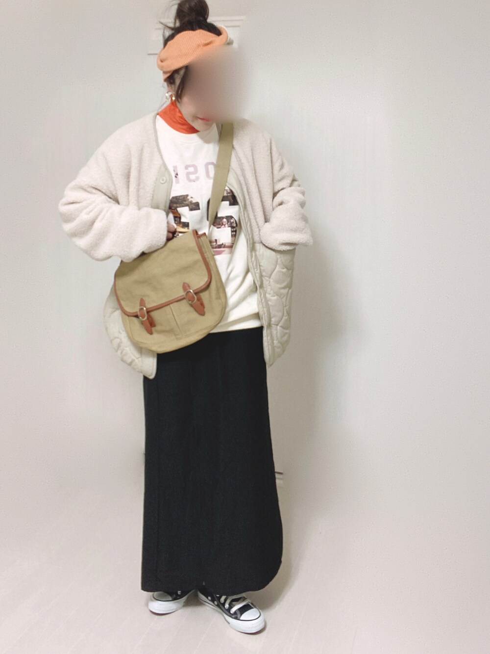 ブラック系のスカート、ホワイト系のその他アウター、ベージュ系のショルダーバッグを着用したレディースの秋コーディネートの3枚目の写真